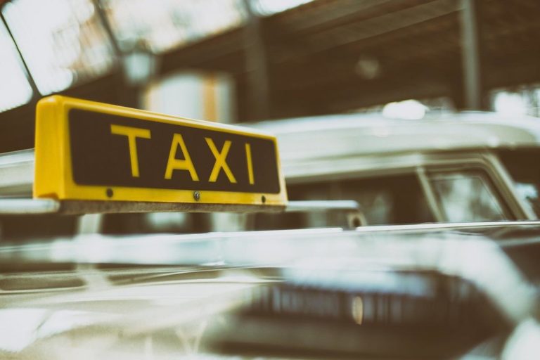 W jaki sposób poznać dobrą firmę taksówkarską?